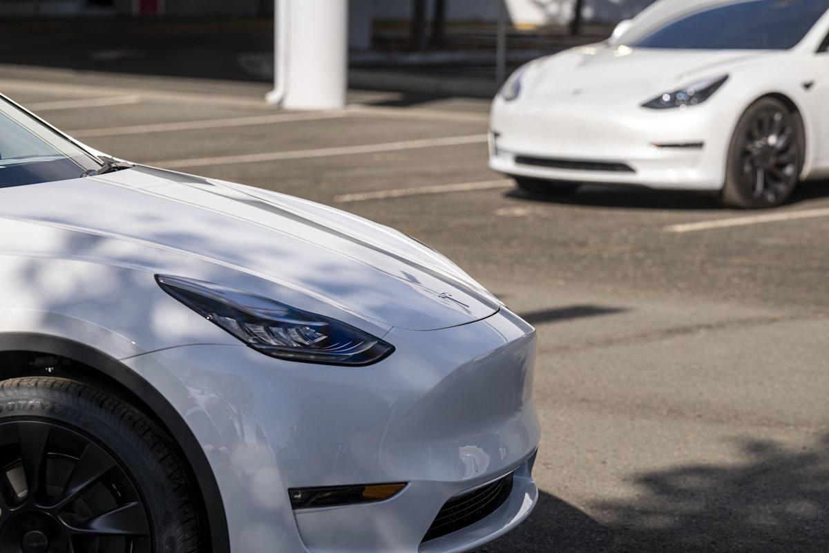 Hertz Orders 100,000 Teslas in Rental-Market Shake-Up