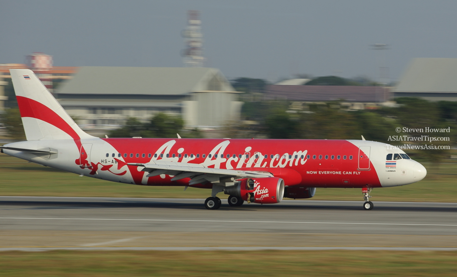 Thai AirAsia Airbus A320 at DMK. Picture by Steven Howard of TravelNewsAsia.com Click to enlarge.