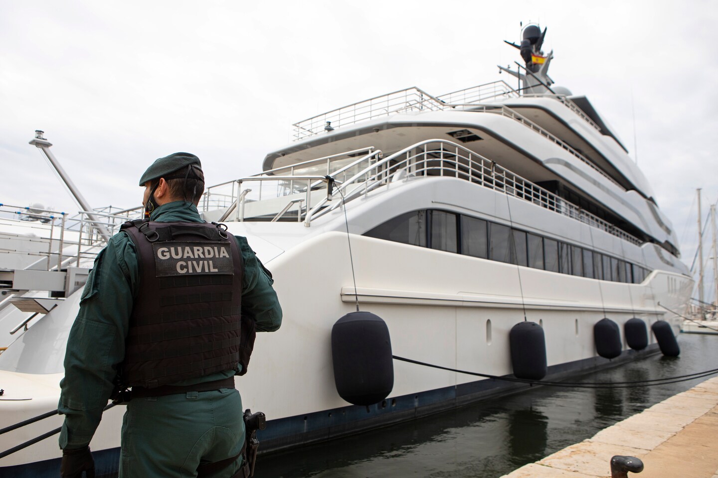 Police, US agents searching oligarch's yacht in Spain