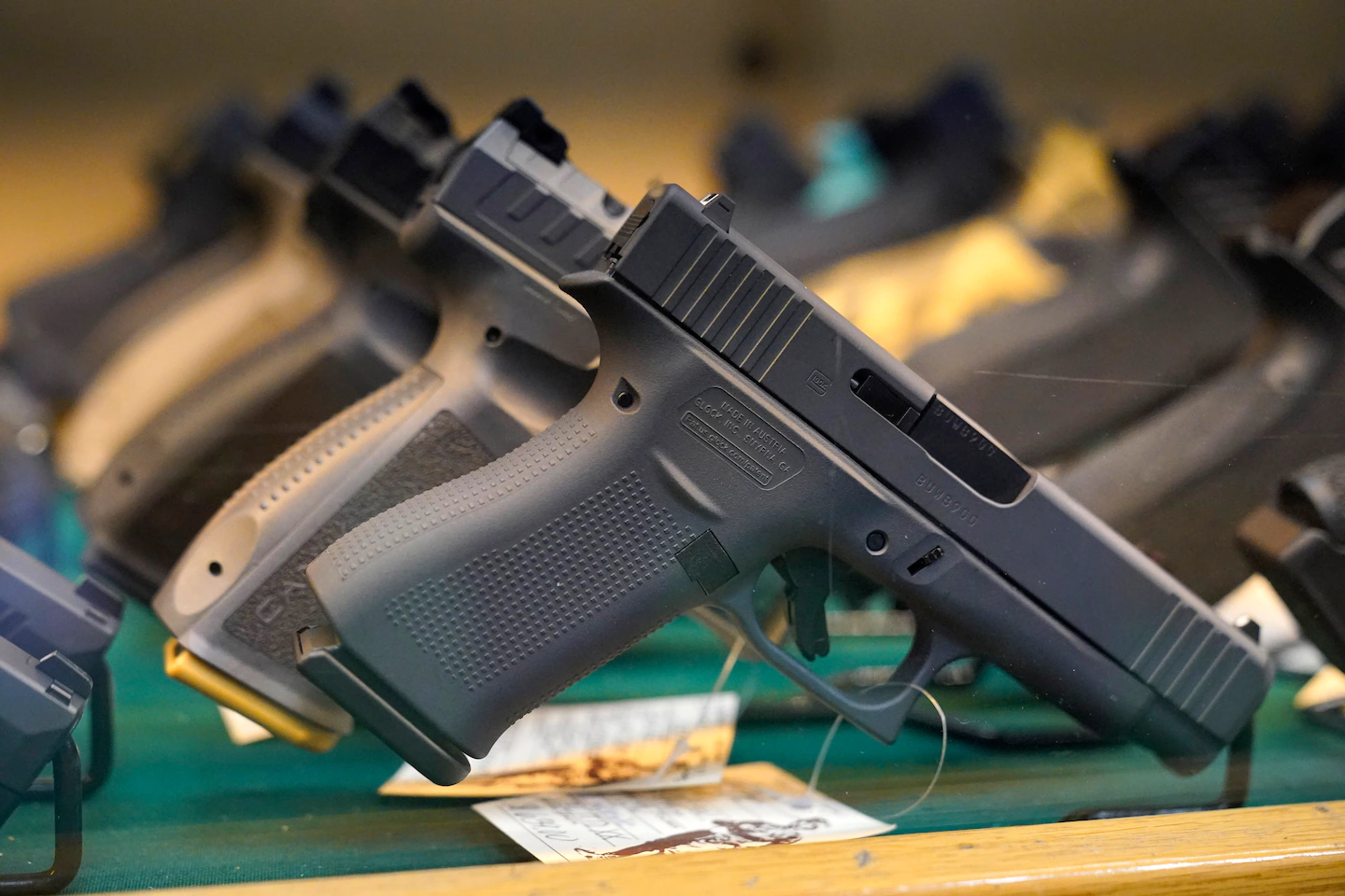 Canada to ban import of handguns