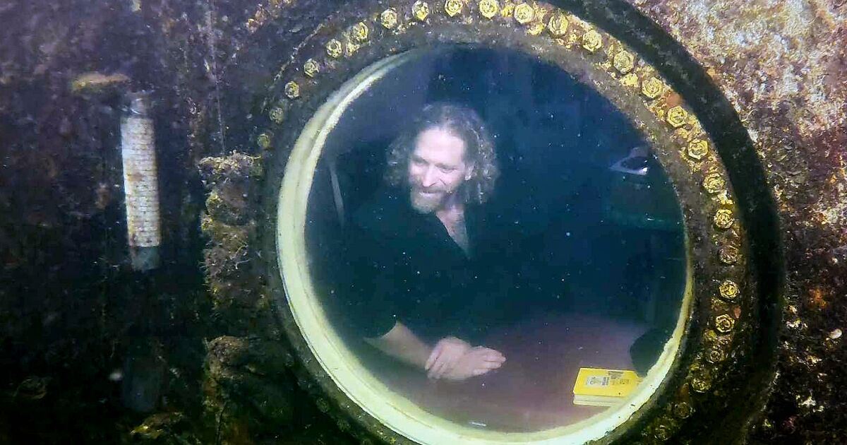 Florida professor lives a record 73 days in underwater hotel